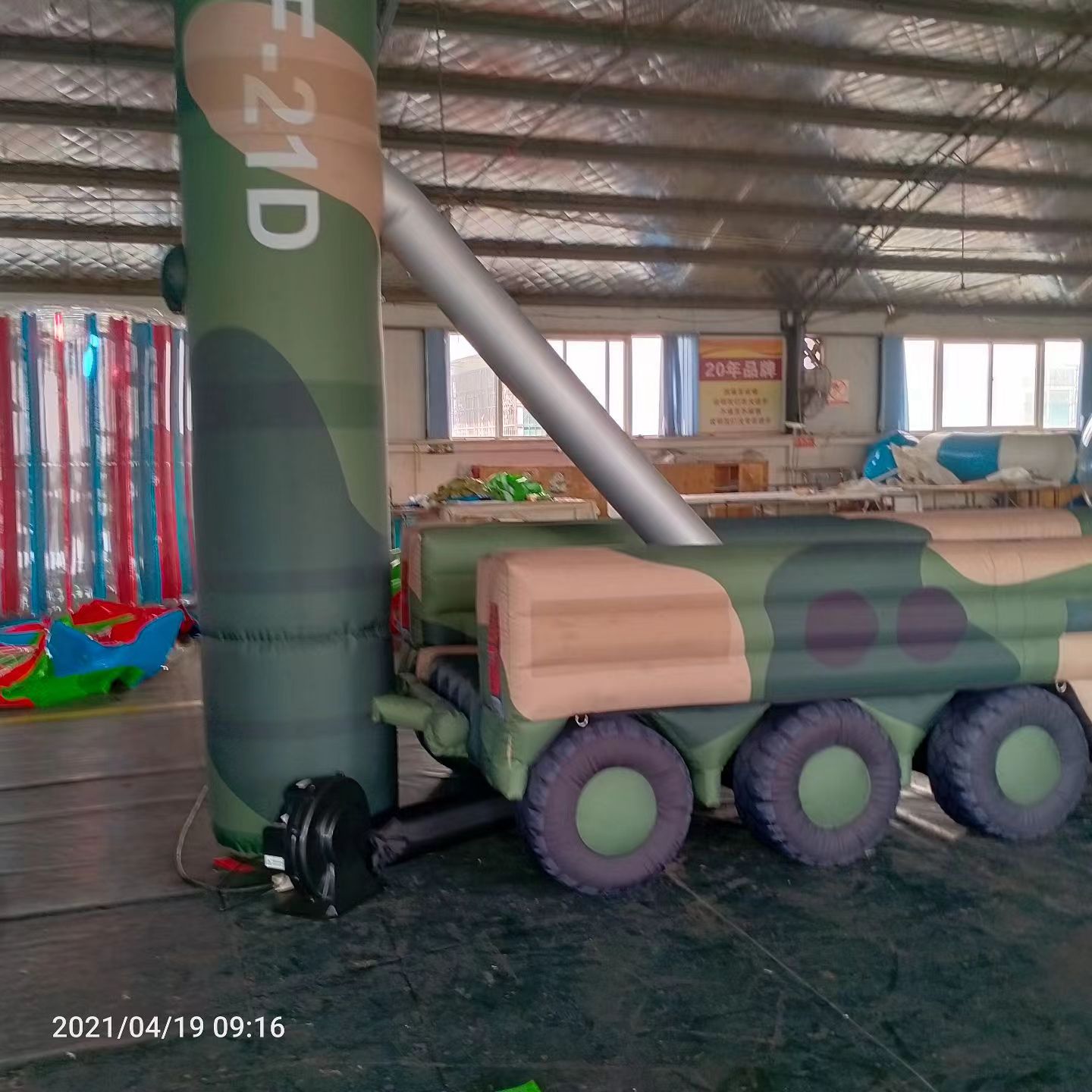南沙军事演习中的充气目标车辆：模拟发射车雷达车坦克飞机